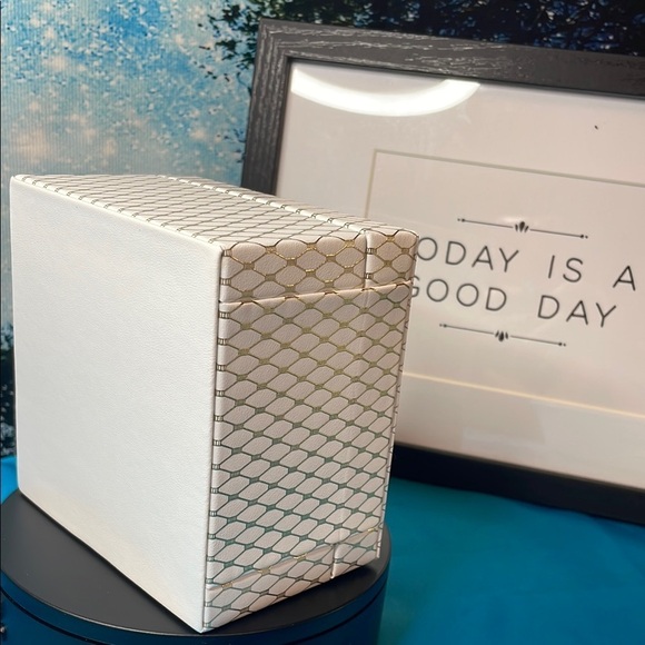 Yves Saint Laurent VIP White & Gold Vanity Box New! Pristine! - Picture 4 of 8